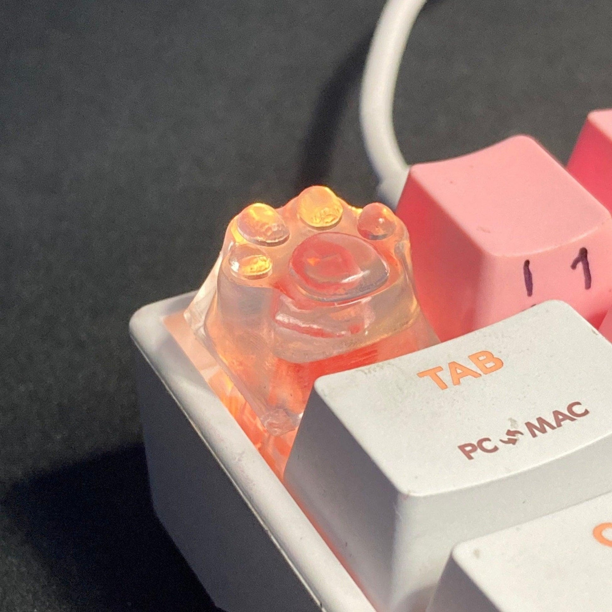 Crystal Clear Cat Paw - kaydenskeycaps