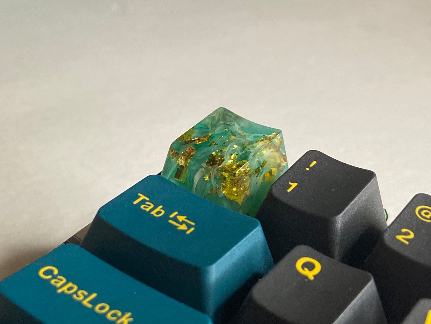 Mint Green Gold Foil Keycap - kaydenskeycaps